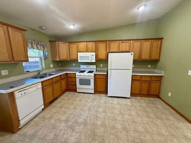 Building Photo - 3 Bed 2 Bath Duplex in Milliken with Overs...