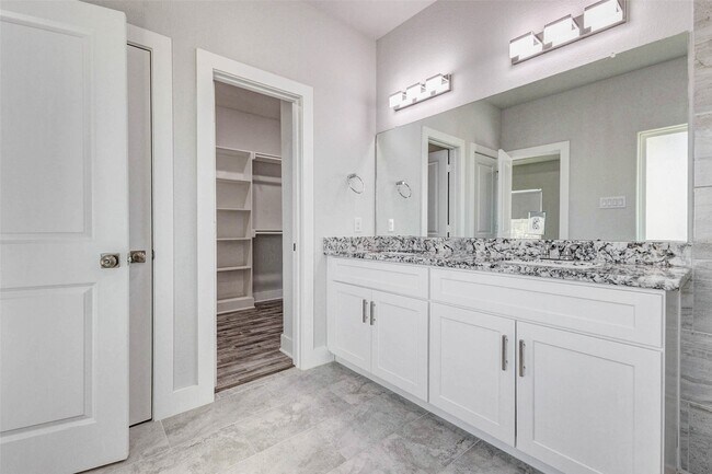 Building Photo - 4677 Bellfort Ave