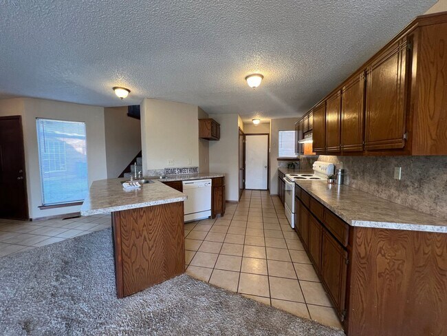 Building Photo - Cozy Rental in NW OKC!