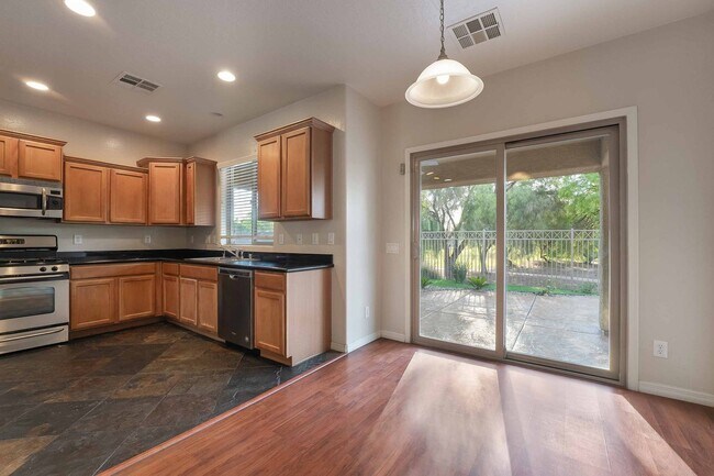 Building Photo - Tranquil Oasis: Golf Course Views!