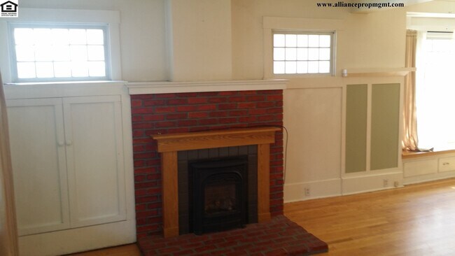 Building Photo - South 16th Beautiful Craftsman Style Apartment Close to MSU