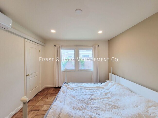 Building Photo - 2054 Pattiz Ave