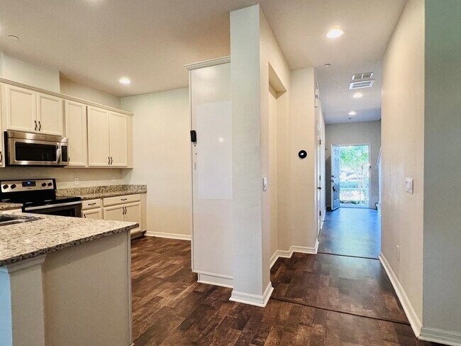 Building Photo - Gorgeous 3 bedroom, 2½ bath, 2 STORY townhome