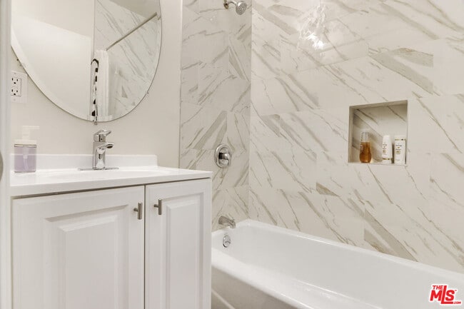 Building Photo - 838 N Sycamore Ave