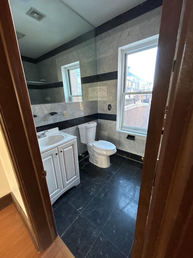 Building Photo - 814 N 2nd St