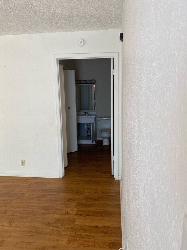 Building Photo - Monthly Paid Rent