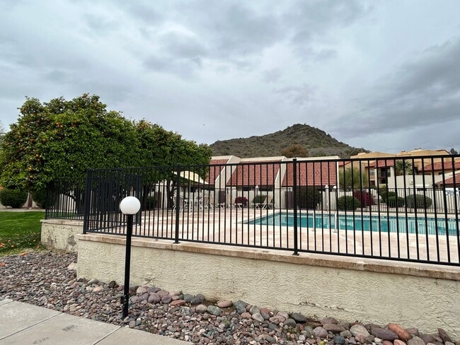 Building Photo - 2 bed + Bonus Room/Loft and 2 car garage