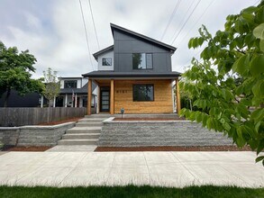 Building Photo - 4Bd/2.5Ba Corner Home in Desireable Portsmouth Neighborhood ~ Newly Built, Quartz Countertops, Si...