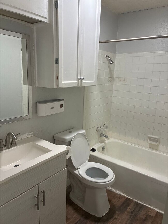 Building Photo - Welcome to this beautiful 4-bedroom, 2-bat...