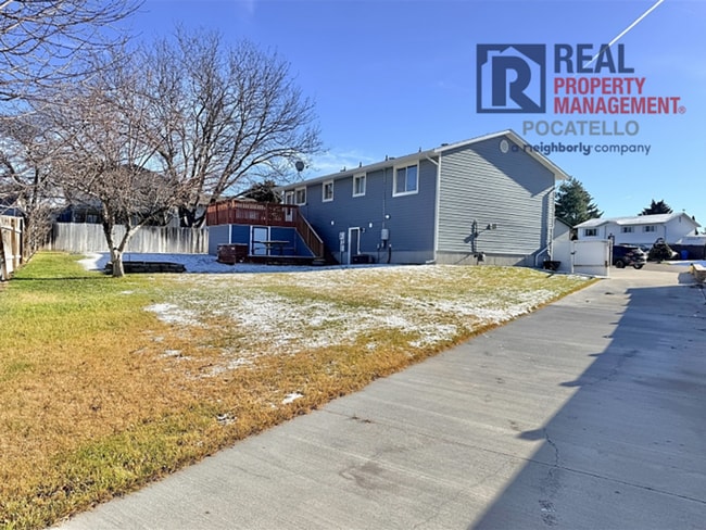 Building Photo - 4 bed 3 bath house - 2 car garage - RV parking