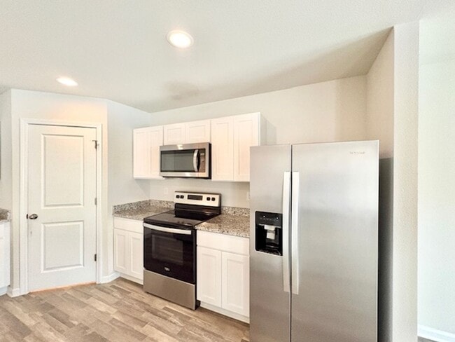 Building Photo - 462 Whispering Creek Ave