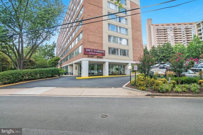 Building Photo - 1210 N Taft St