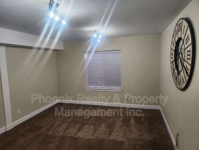 Building Photo - 454 N Finch Ave