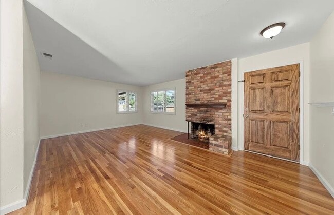 Building Photo - For rent