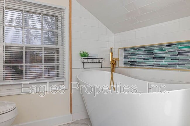 Building Photo - 512 N Pineview Ave