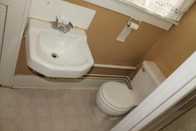 Building Photo - 20 N Willow St