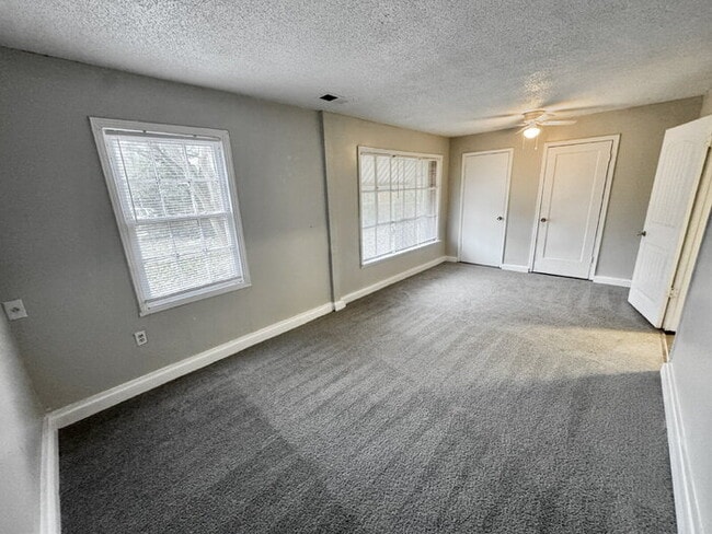 Building Photo - 4130 Pikes Peak Ave