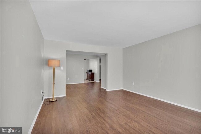 Building Photo - 915 Silver Ct