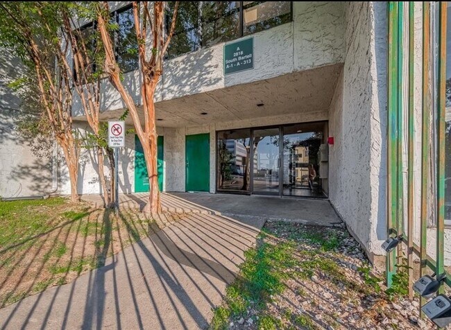 Building Photo - 2818 S Bartell Dr