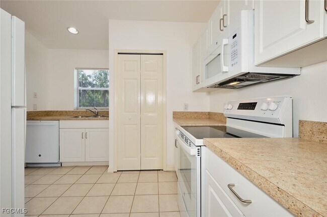 Building Photo - 3825 Hollycrest St