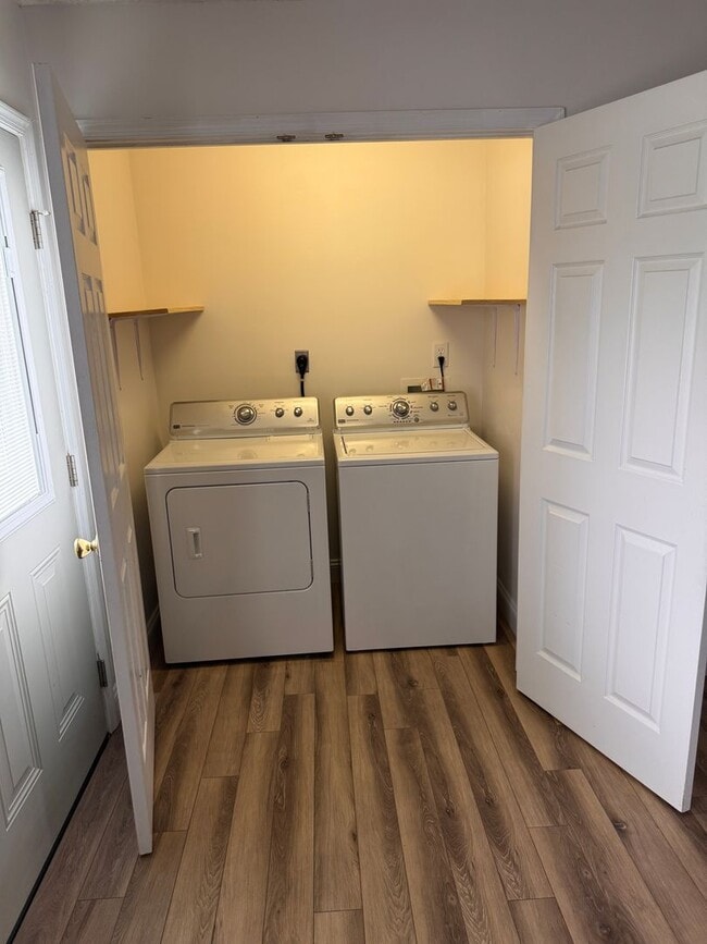 Building Photo - 3 Bedroom || 2 Full Bathroom & 2 Half Bathroom Townhome