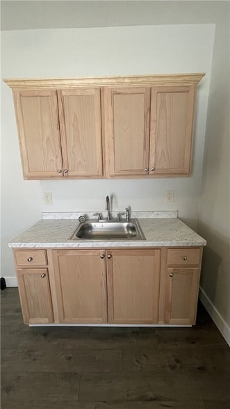 Building Photo - 424 W 7th Ave