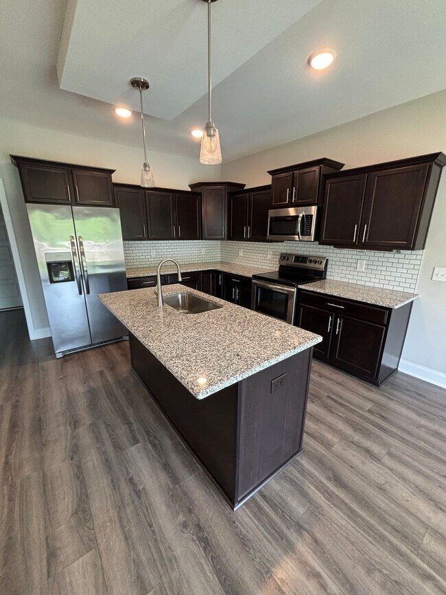 Building Photo - 4 Bedroom 2 1/2 Bath Pet Friendly Home For Rent Near Post!