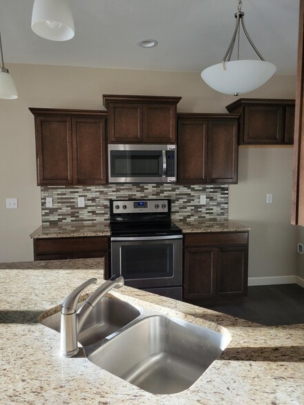 Building Photo - 2616 Fieldstone Dr