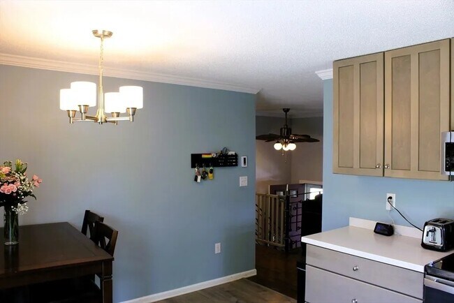 Building Photo - 13 Laurana Ln