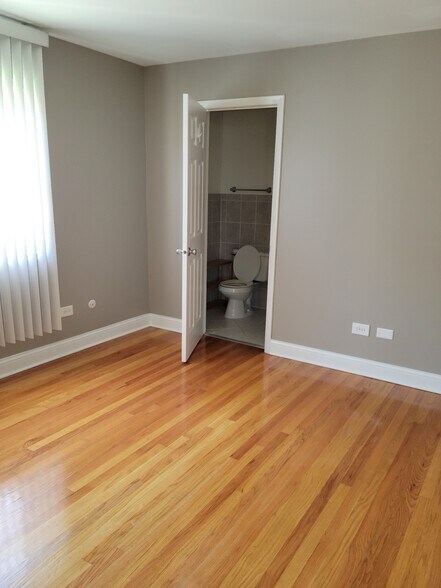 Building Photo - 826 E Capri Dr