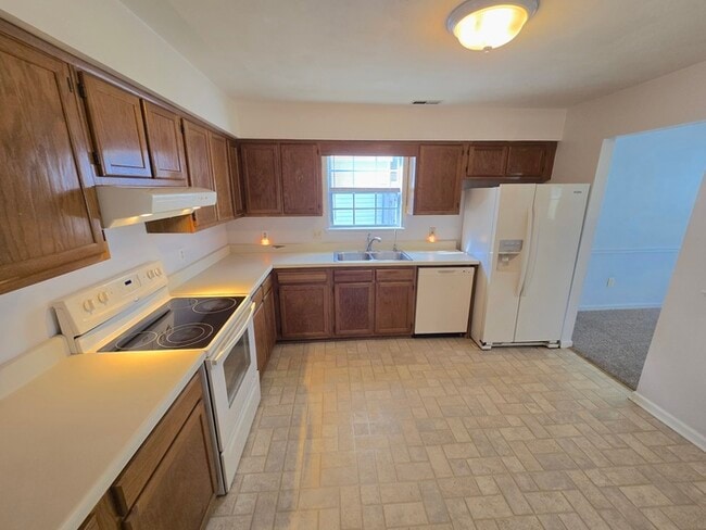 Building Photo - BEAUTIFUL 3-BED, 2-BATH HOME ON THE LAKE I...