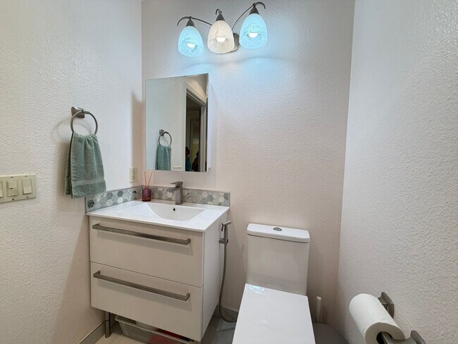 Building Photo - Large Studio in La Jolla / UTC area