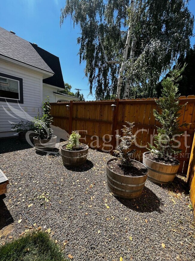 Building Photo - A Timeless & Elegant 2 Bedroom 1 Bathroom Single Family Home
