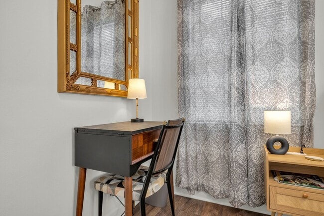 Building Photo - 306-306 Glenwood Cir