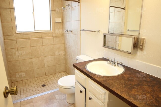 Building Photo - 447 W Swallow Rd