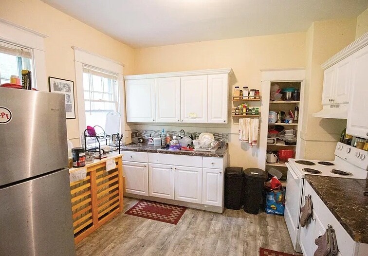 Building Photo - 576 Providence St