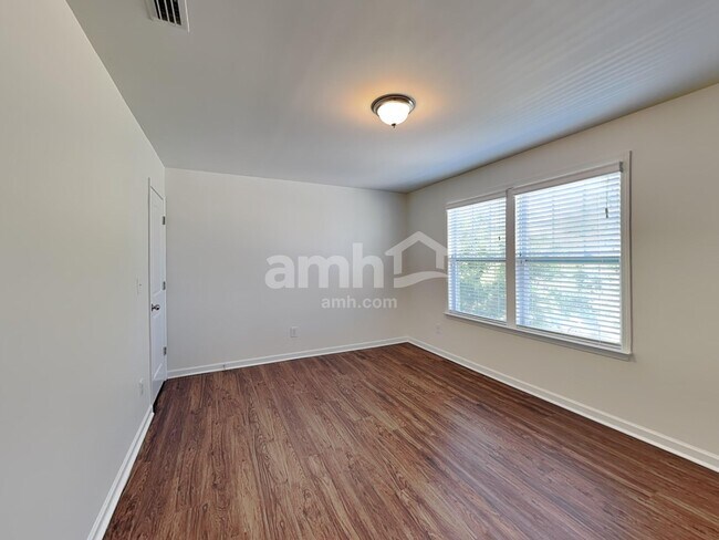 Building Photo - 3268 Saddlebrook Dr