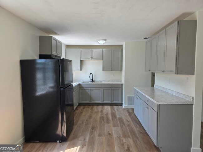 Building Photo - 309 E 3rd St