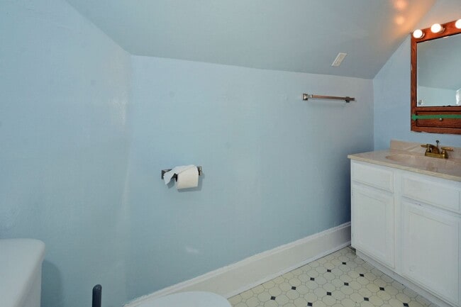 Building Photo - Beautiful 3-Bed 1.5-Bath Home in St. Paul!