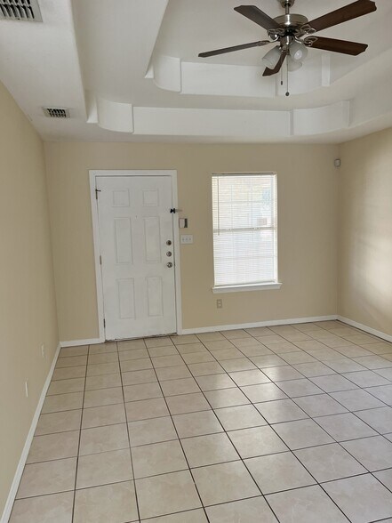 Building Photo - 825 W Bronze Dr