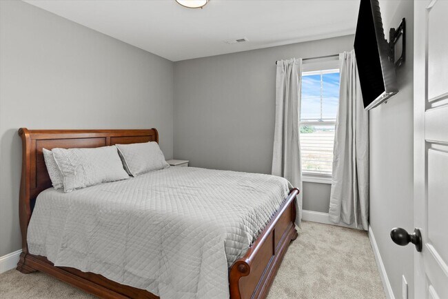 Building Photo - Fully Furnished and Move-In Ready! Flexible Lease Options Available!