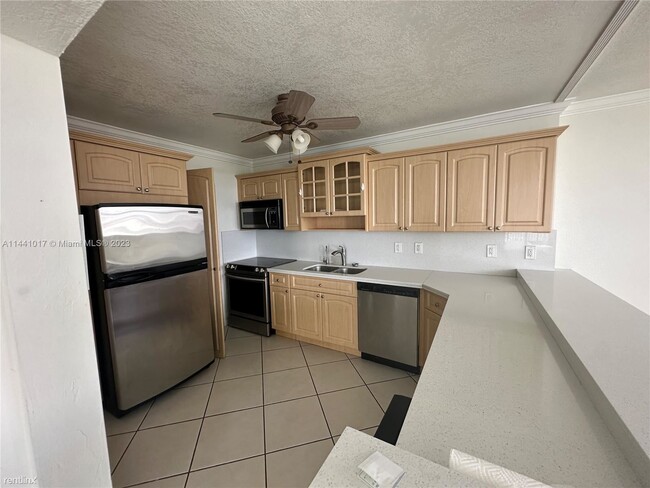 Building Photo - 2 br, 2 bath Condo - 9273 Collins Ave Apt 805