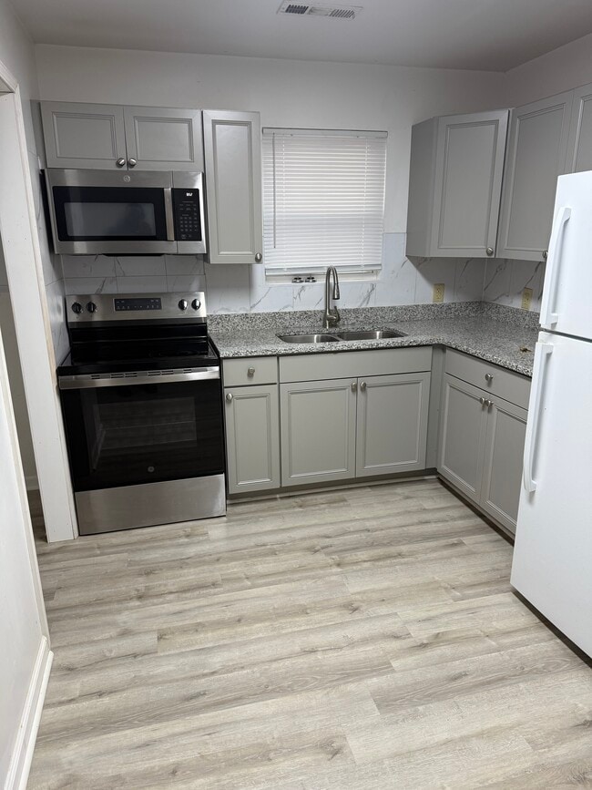 Building Photo - 2016 Clyde St