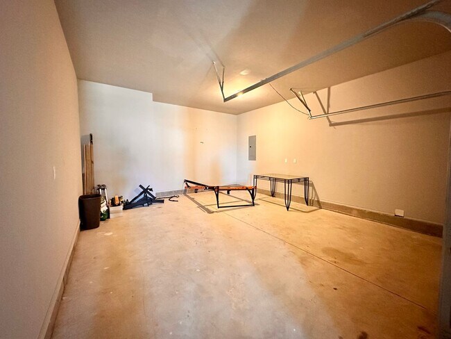 Building Photo - Spacious 4-Bedroom Home with Pool in Yukon