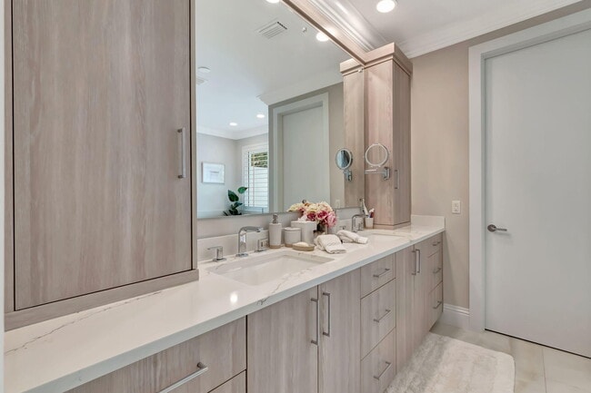 Building Photo - 5747 Paddington Way