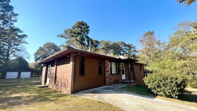 Building Photo - Lovely 3 Bedroom Hidden Gem! Hardwood Floo...