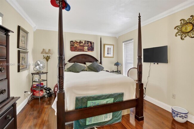 Building Photo - 5240 NE 6th Ave