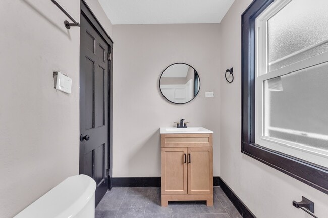 Building Photo - 3186 E 137th St