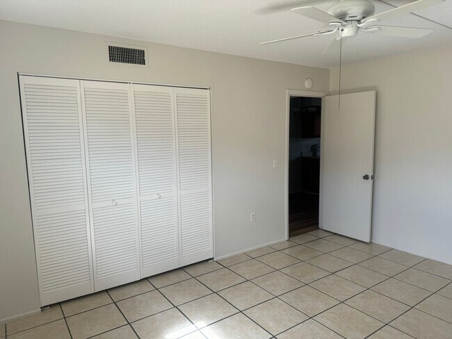 Building Photo - Venice Island 1Br/1Ba Condo Ground Floor