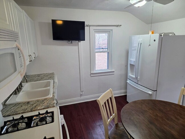 Building Photo - 1526 Rapids St